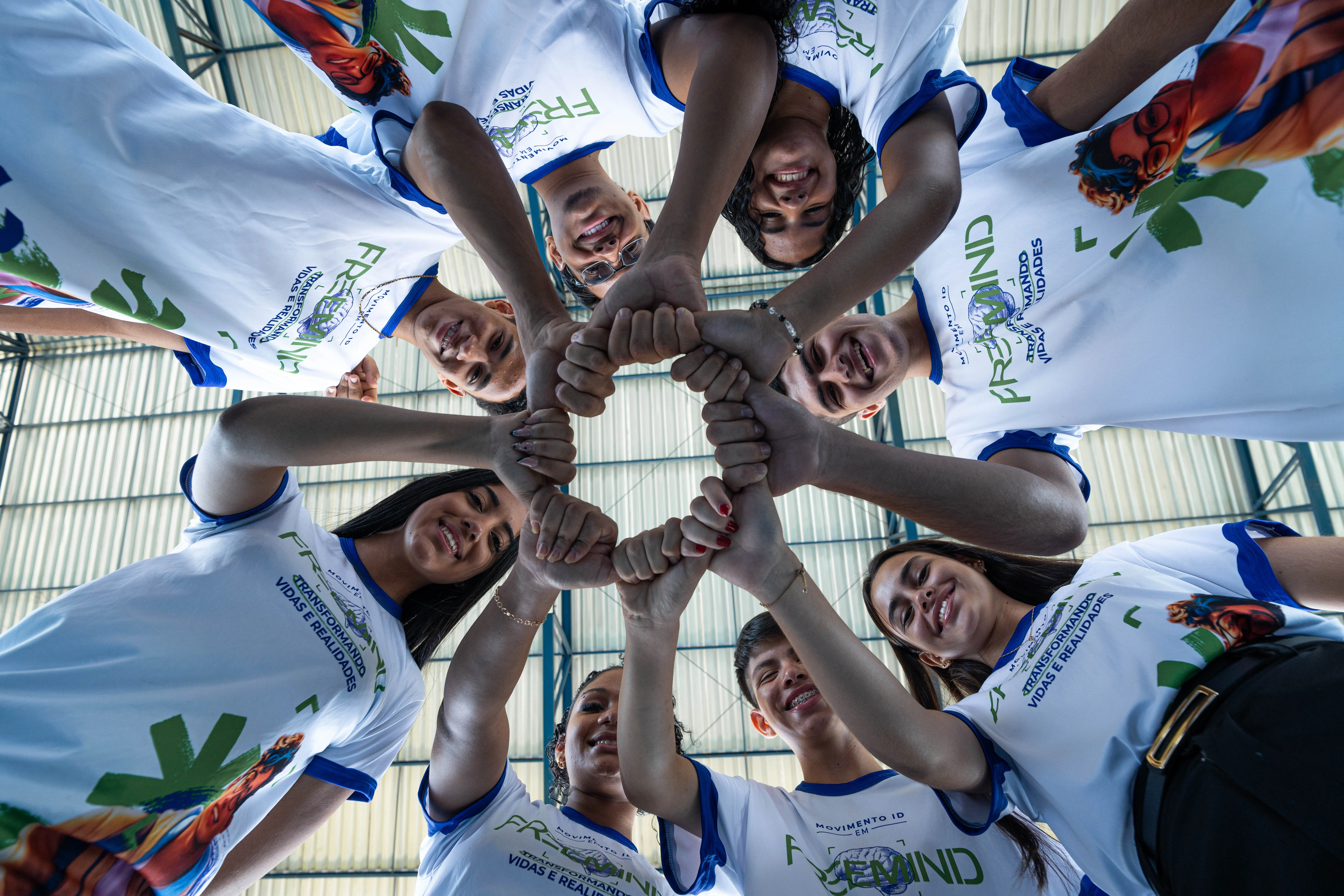 Alunos do Movimento ID de mãos dadas