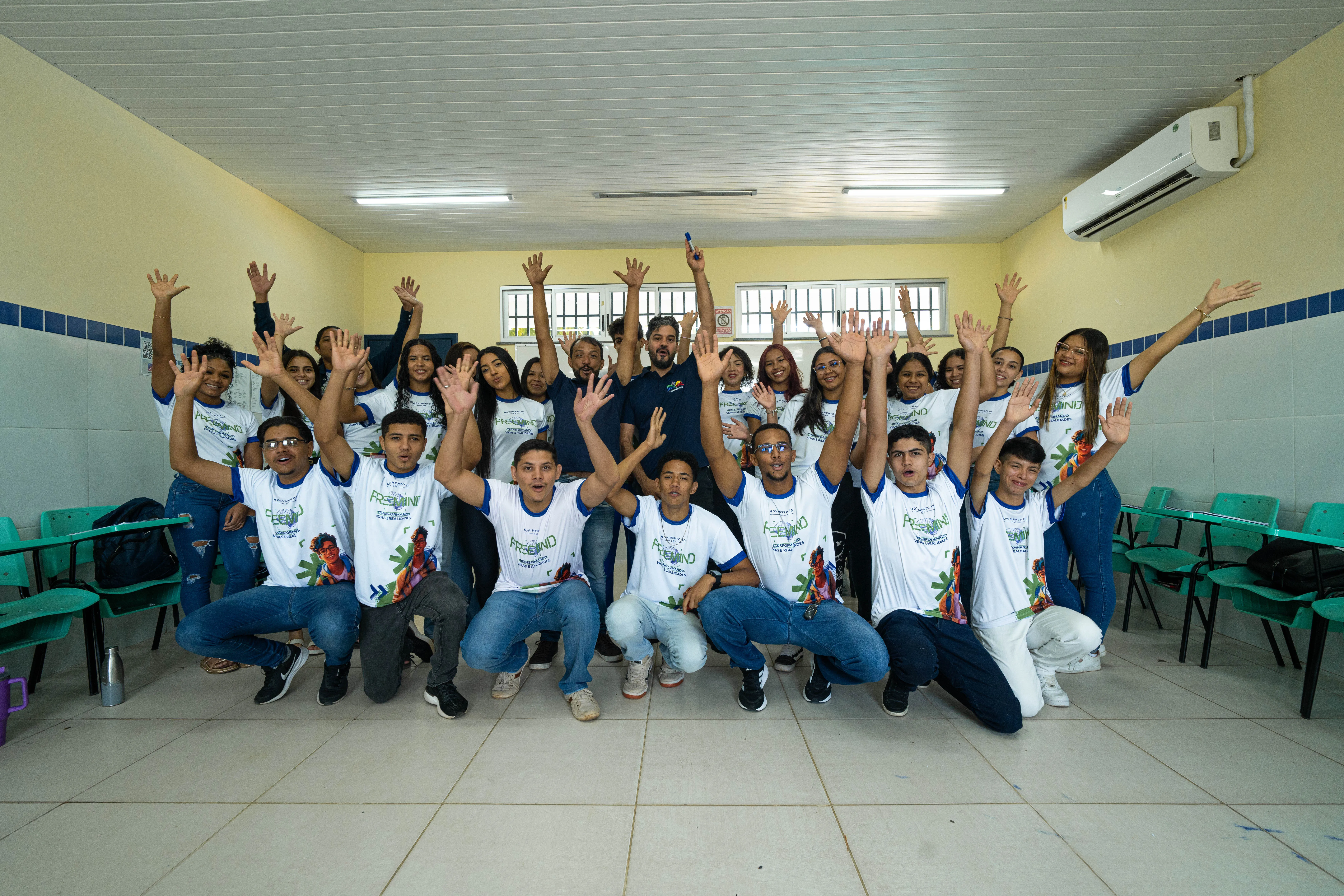 Turma de alunos do Movimento ID sorrindo e empolgados